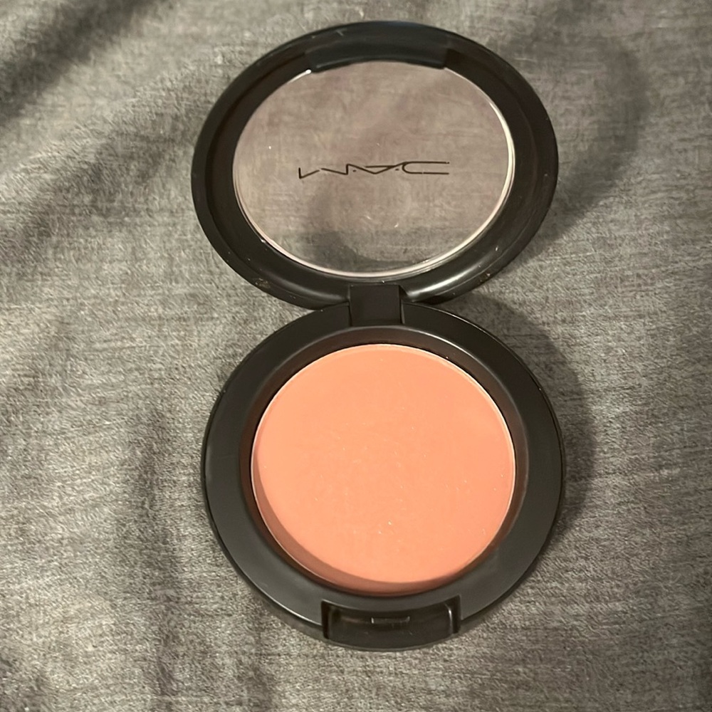 Discontinued Mac blush in Eversun